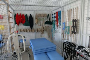 Pokój rehabilitacyjny z sprzętem.