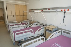 Puste łóżka szpitalne w sali.